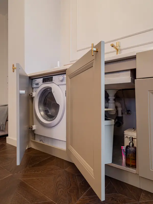 Меблировка квартиры: необычная кухня и гардеробная