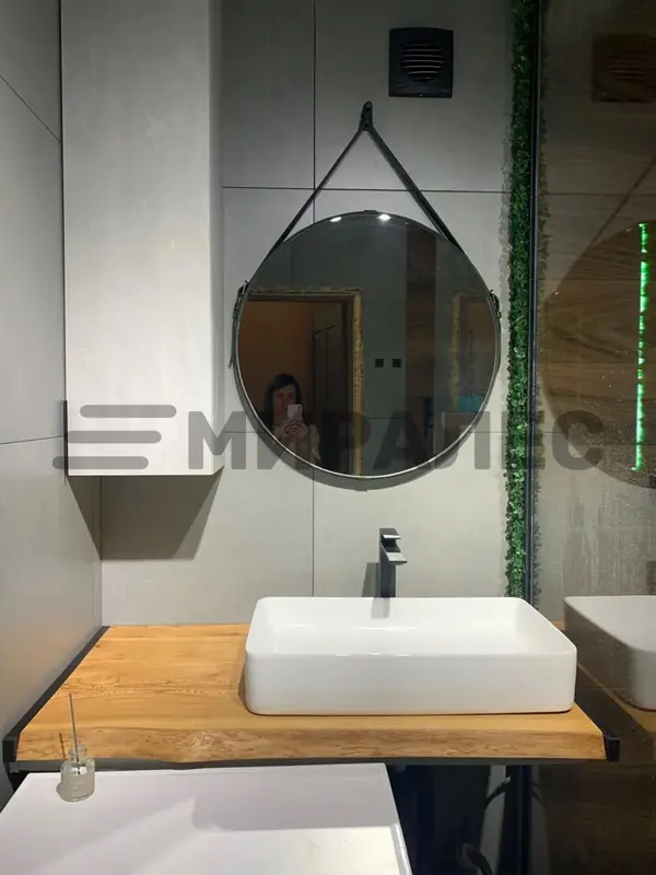 Небольшая столешница с живым краем под раковину