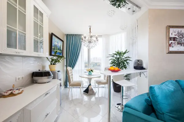 Гостиная с кухней, зона столовой