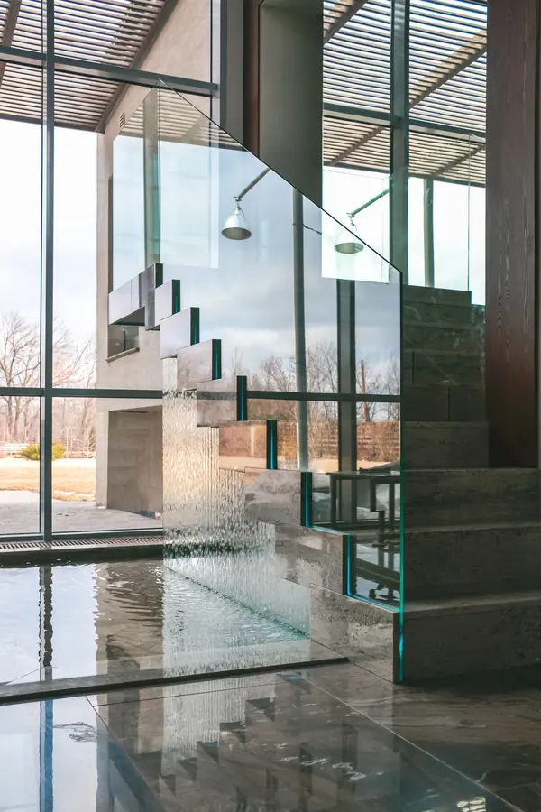 Загородный дом с лестницей-водопадом