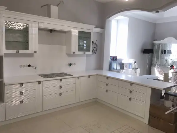 Столешницы из искусственного камня для просторной кухни