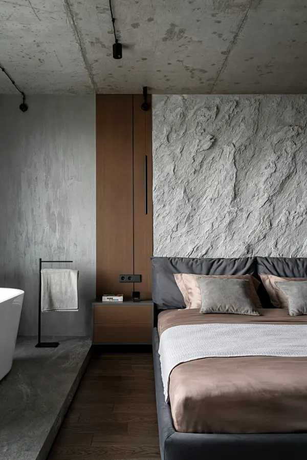 Бетонная квартира с ванной у окна