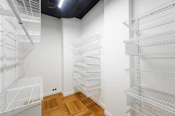 Мраморная студия в снежный день