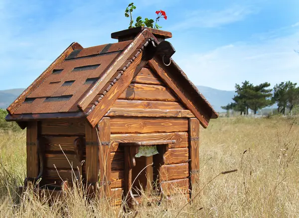 Будка для собаки с окошком и забором