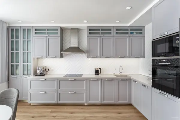 Серая кухня в класике