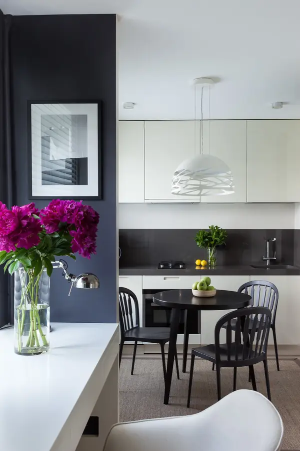 Много света