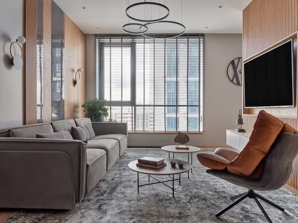 Монохром с деревянными акцентами.Дизайн Анастасия Волчкова.Публикация Elle Decor