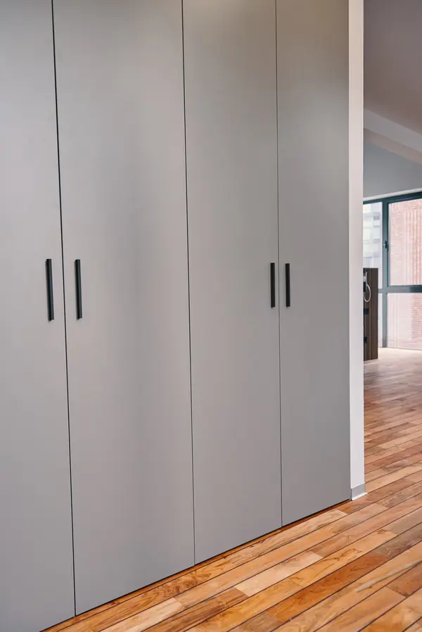 Шкаф распашной raumplus серый