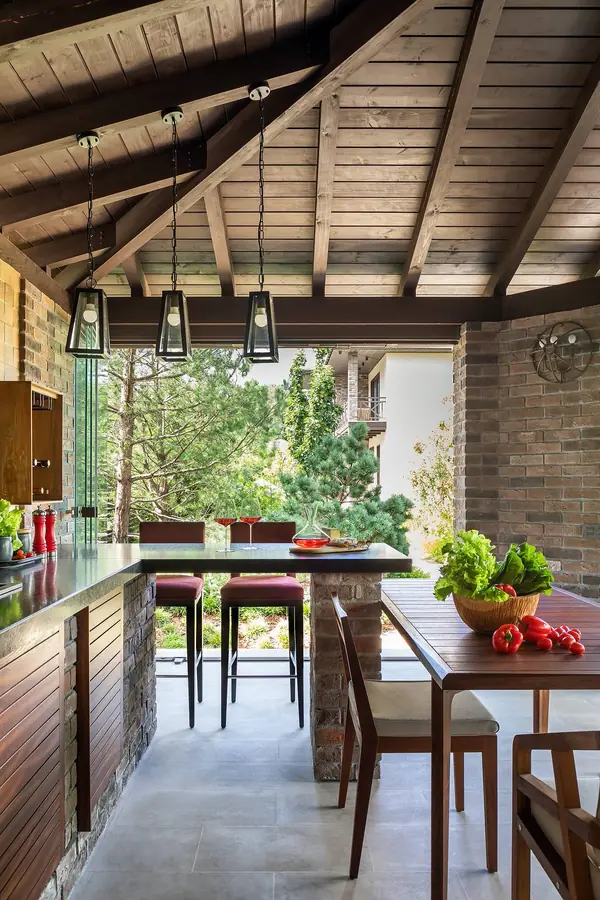 УЮТНАЯ БЕСЕДКА В ЗАГОРОДНОМ ДОМЕ