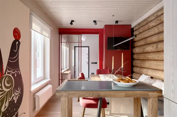 Кухня с верстаком и красная лестница