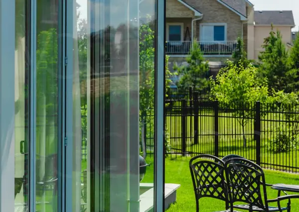 Стеклянная веранда с теплым поворотно-сдвижным и холодным безрамным остеклением