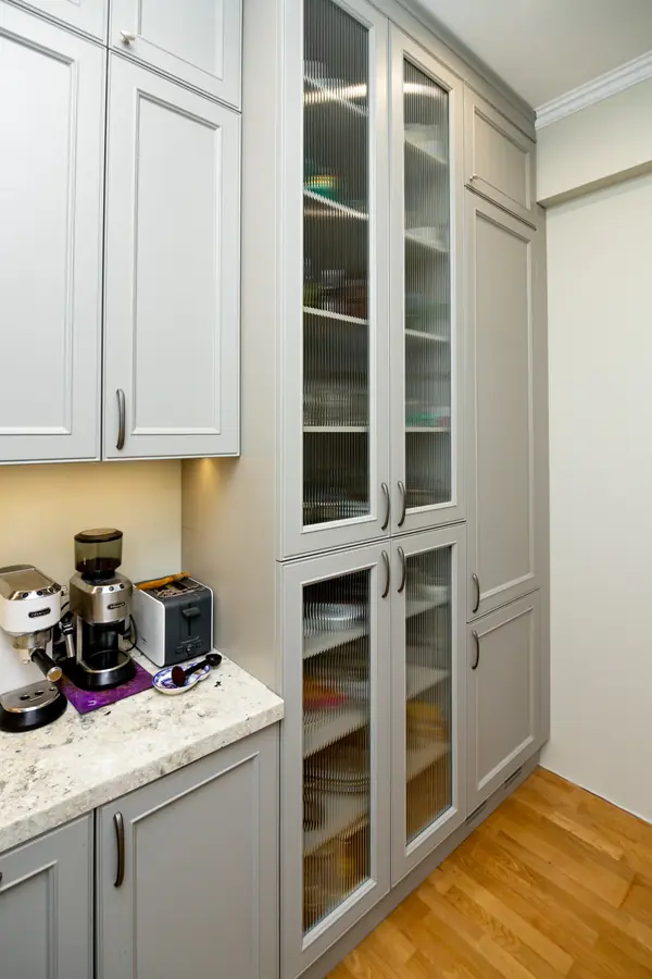 Светло-серая кухня в классическом стиле