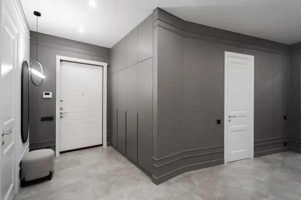 Просторная квартира в серых цветах