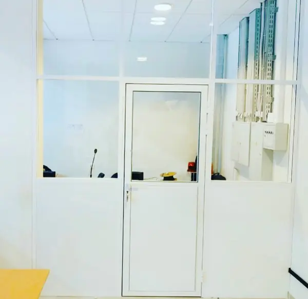 Перегородка и дверь