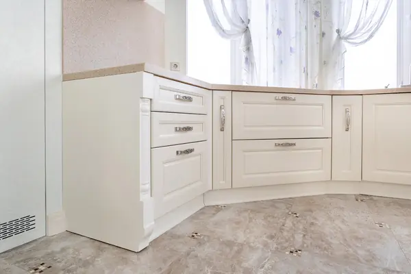 Светлая кухня с эркером