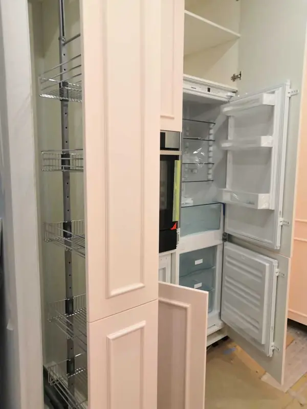 Кухня в розовом цвете.