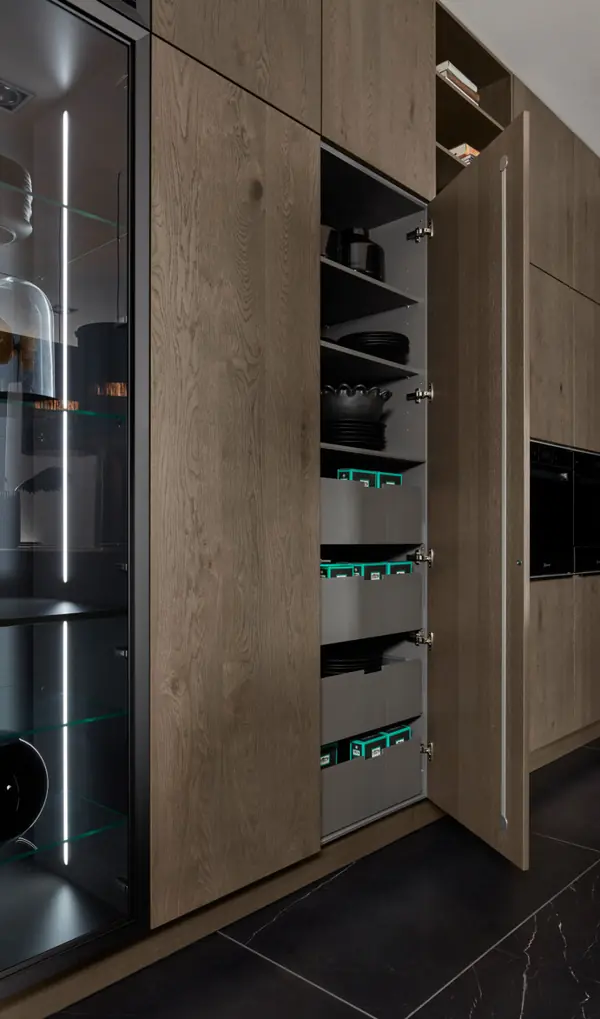 PLUS - Schwarz softmatt / TAVOLA - Eiche Barolo