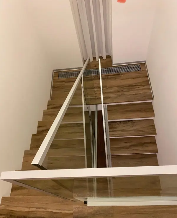 Стеклянные ограждения на лестнице