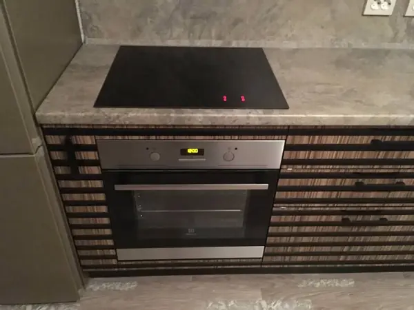 Кухонный гарнитур коричневый, полосатый