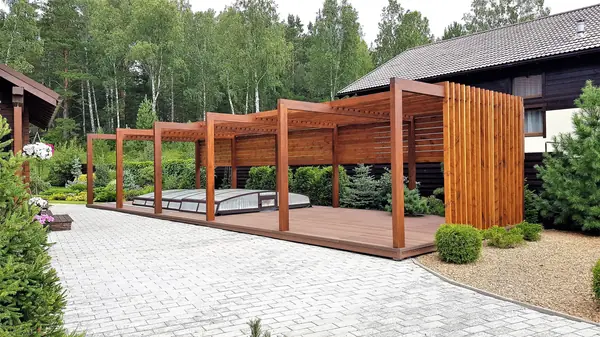 Терраса с бассейном и перголой