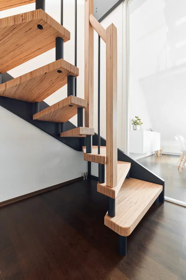 Лестница в квартире (BauBuche и элементы с эффектом необработанной стали)