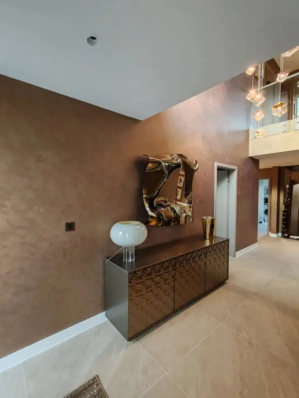 Декоративная штукатурка с эффектом мокрый шелк для коридора  и лестницы