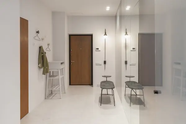 PRS Apartment. Монохромный интерьер «с лестницей в небо»