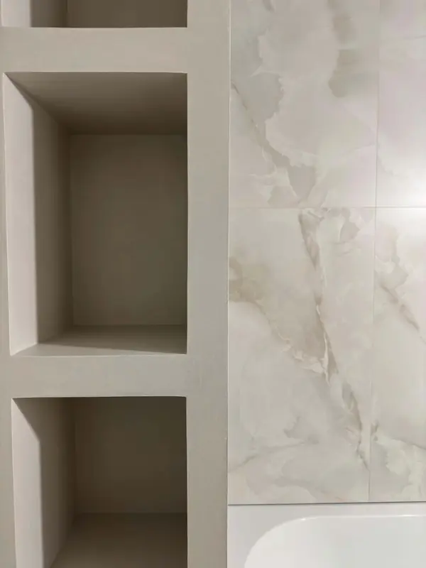 Отделка ванной комнаты декоративной штукатуркой с эффектом полицемента