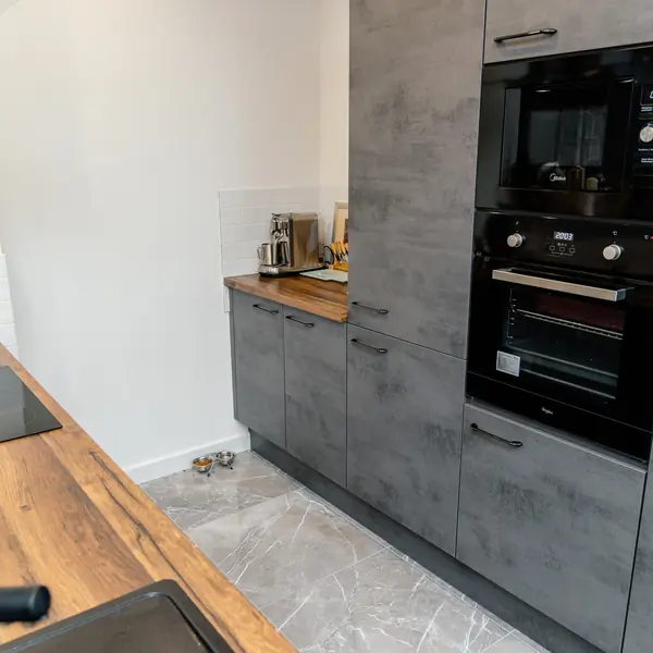 Кухня под бетон с оригинальной барной стойкой