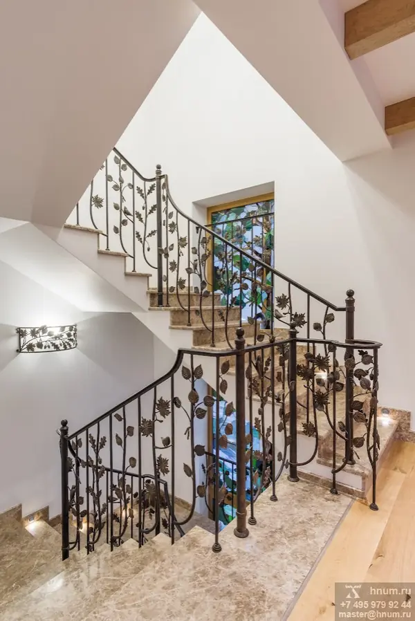 Фотосъёмка кованой лестницы и витражей в загородном доме