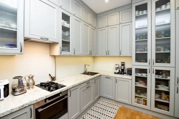 Светло-серая кухня в классическом стиле