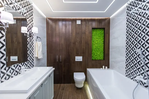 Санузел с деревянной стеной