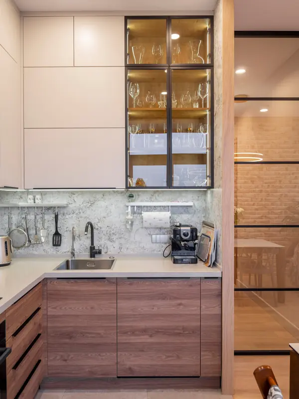 Кухня в минималистичном стиле и оформление ТВ-зоны