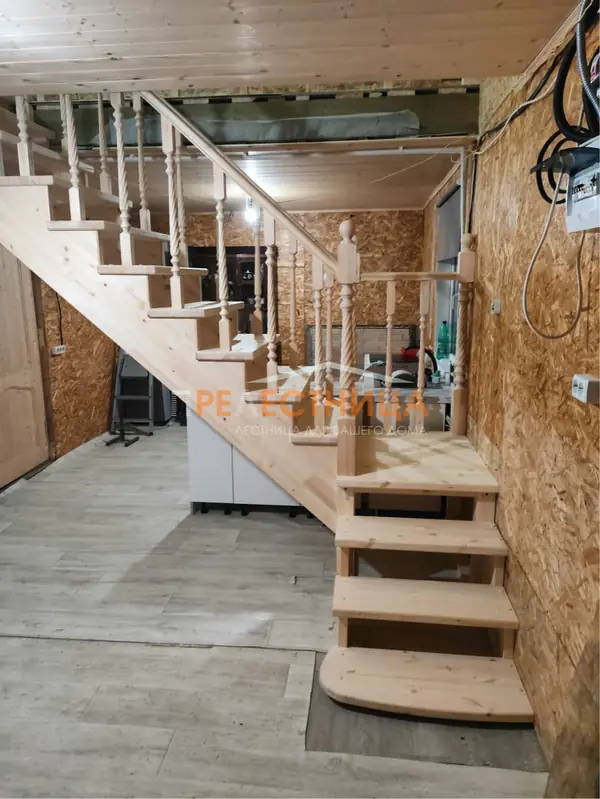 Деревянная лестница К-002М2 с резным ограждением