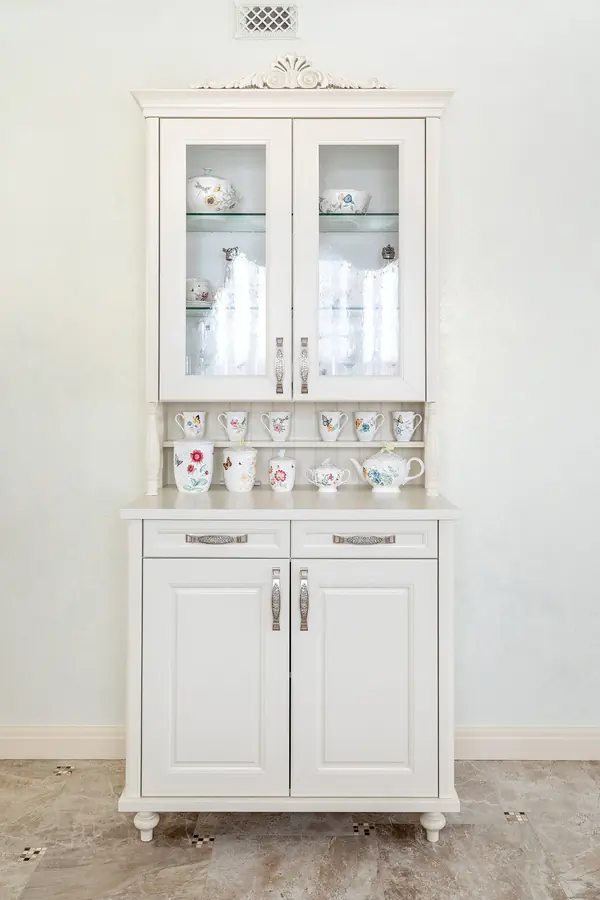 Светлая кухня с эркером