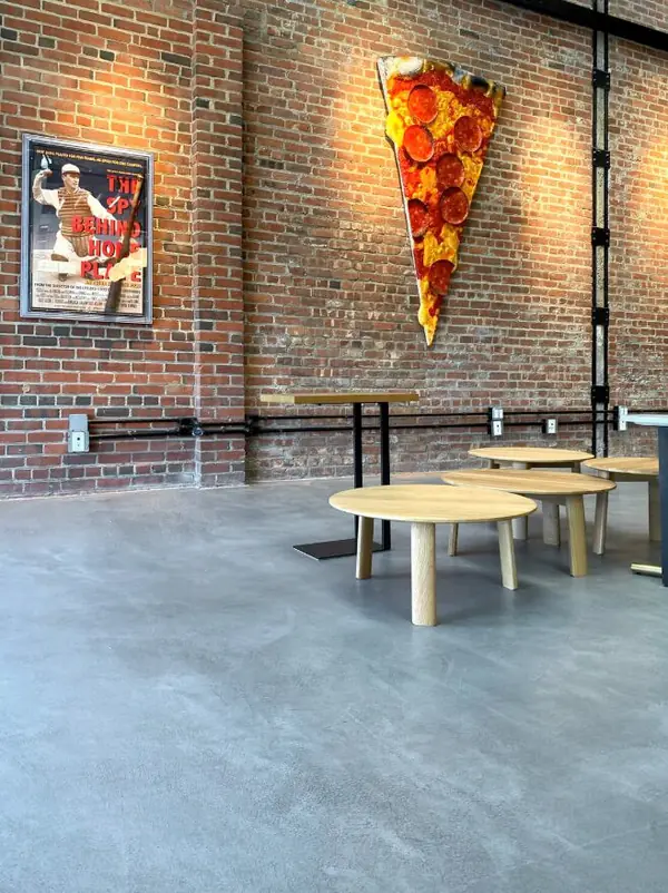 Современное пространство в индустриальном стиле с бесшовным декоративным покрыти