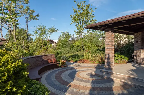 УЮТНАЯ БЕСЕДКА В ЗАГОРОДНОМ ДОМЕ