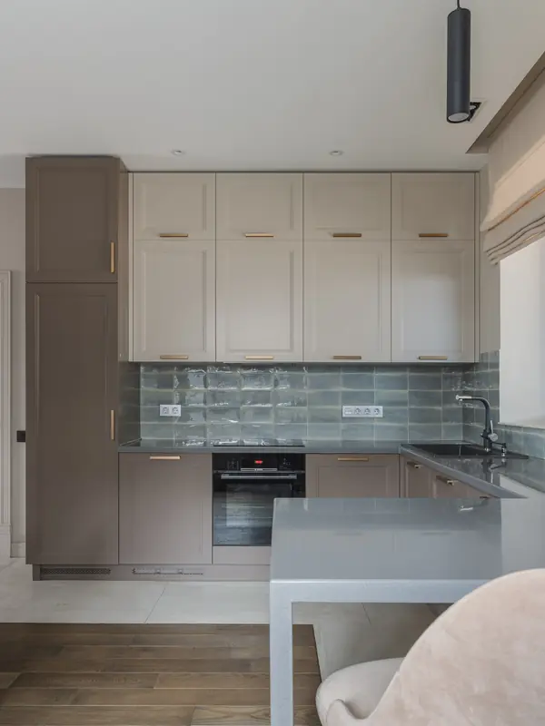 Кухня-гостиная с камином в коттедже Малая Царевщина