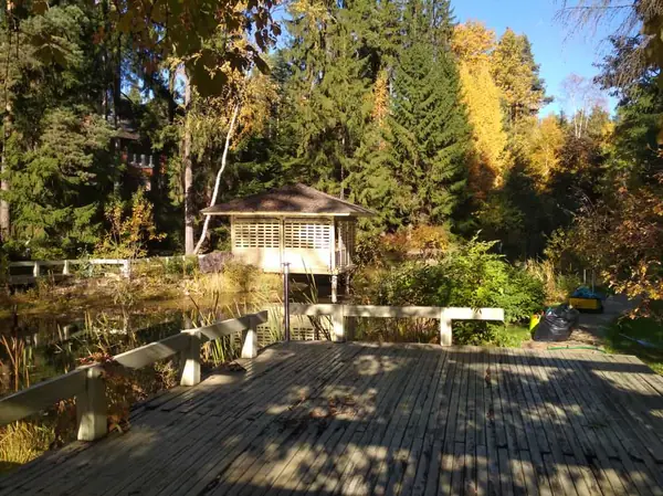 Сад с озером