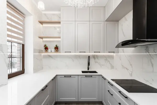 Кухня в стиле современная классика у моря