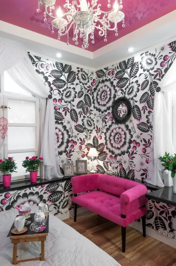 Потолок и диван цвета фуксии