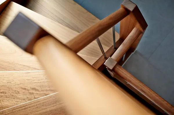 Классическая лестница из африканской породы Амазаку