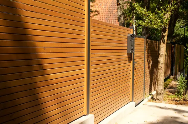 Стильный горизонтальный забор из лиственницы