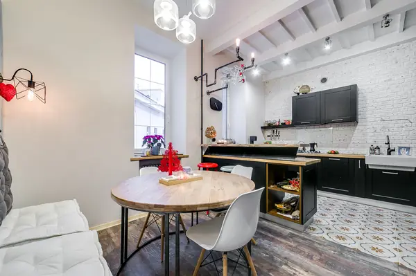 Просторная кухня в стиле лофт