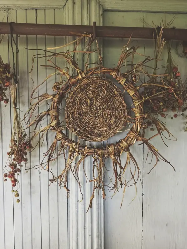 Декор из ивовой лозы и одуванчика