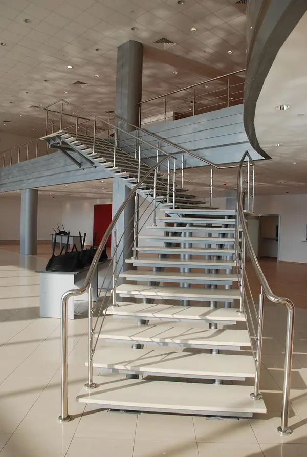 Автосалон Тойота на Новорижском шоссе ( ступени из агломерата )