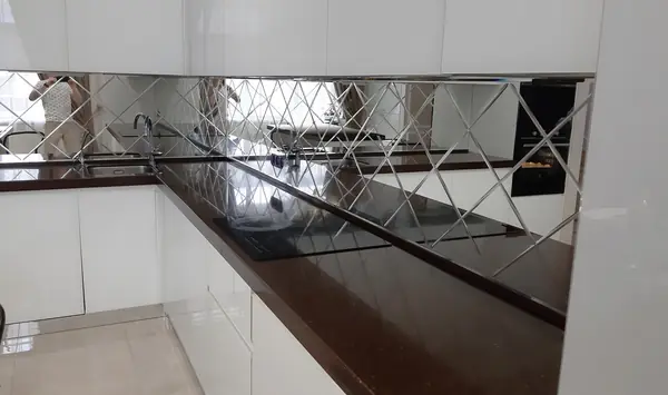 Зеркальный фартук на кухню