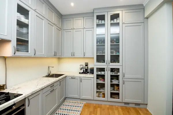 Светло-серая кухня в классическом стиле