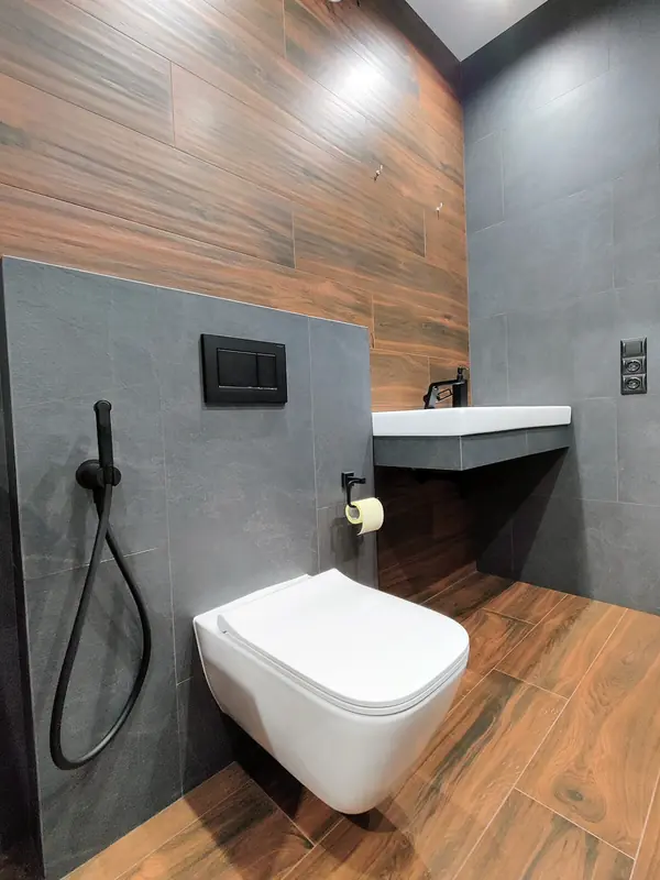 Дизайнерский ремонт ванной комнаты в темных тонах