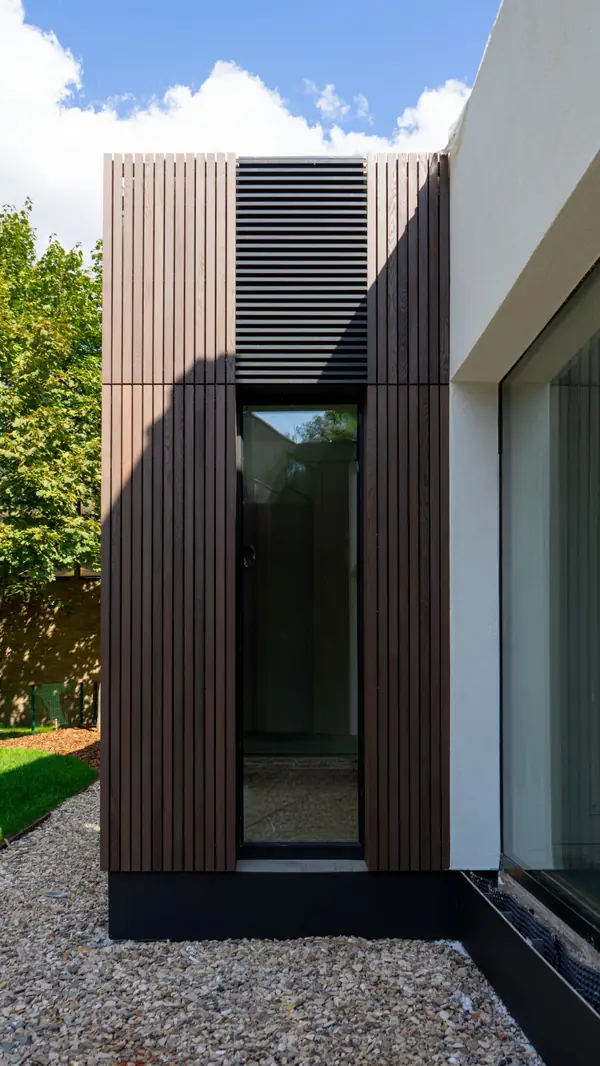 Реечный фасад из массива Термоясеня